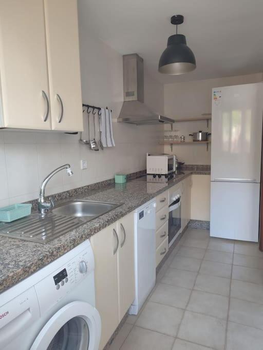 Apartamento Con Piscina กาซาเรส ภายนอก รูปภาพ